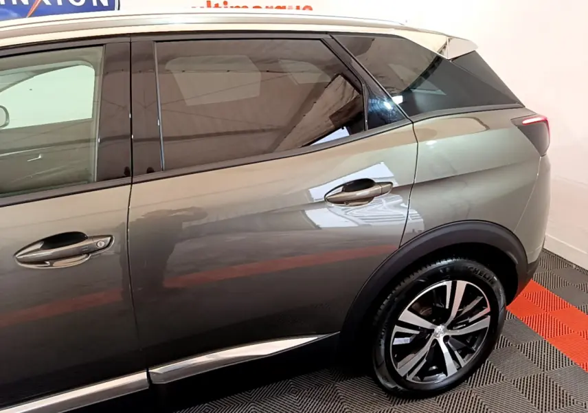 Vue latérale côté droit du Peugeot 3008 gris clair avec jante alliage et vitres teintées.