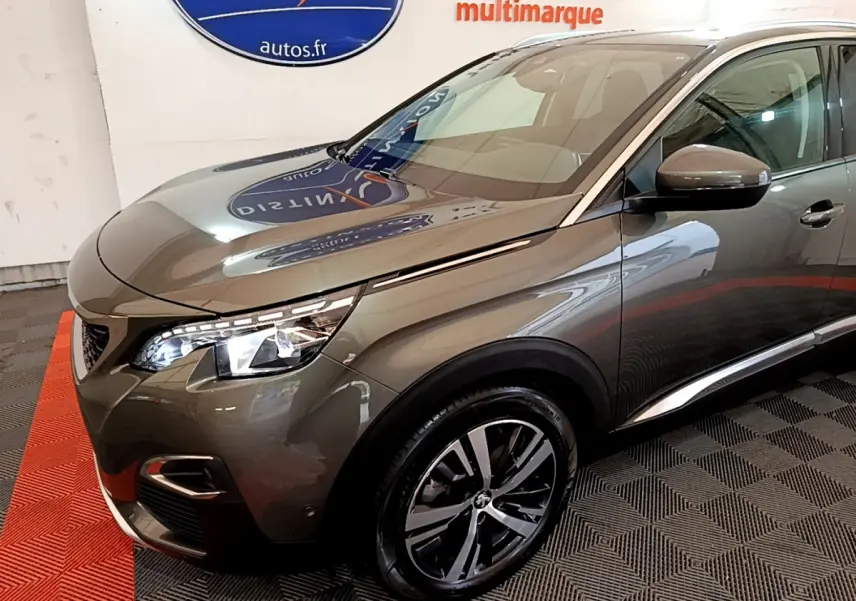 Vue 3/4 avant droit du Peugeot 3008 gris clair mettant en valeur ses phares LED et jantes alliage modernes.