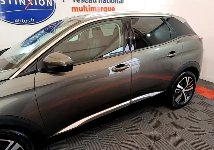 Profil côté gauche du Peugeot 3008 gris clair 2020, soulignant ses lignes modernes et ses jantes alliage distinctives.