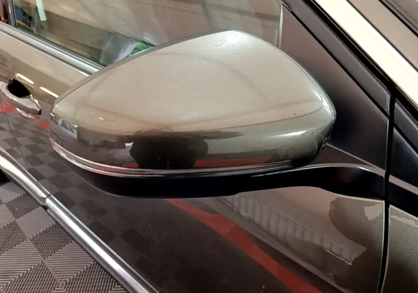 Rétroviseur côté gauche gris clair du Peugeot 3008 2020, avec clignotant intégré visible en gros plan.