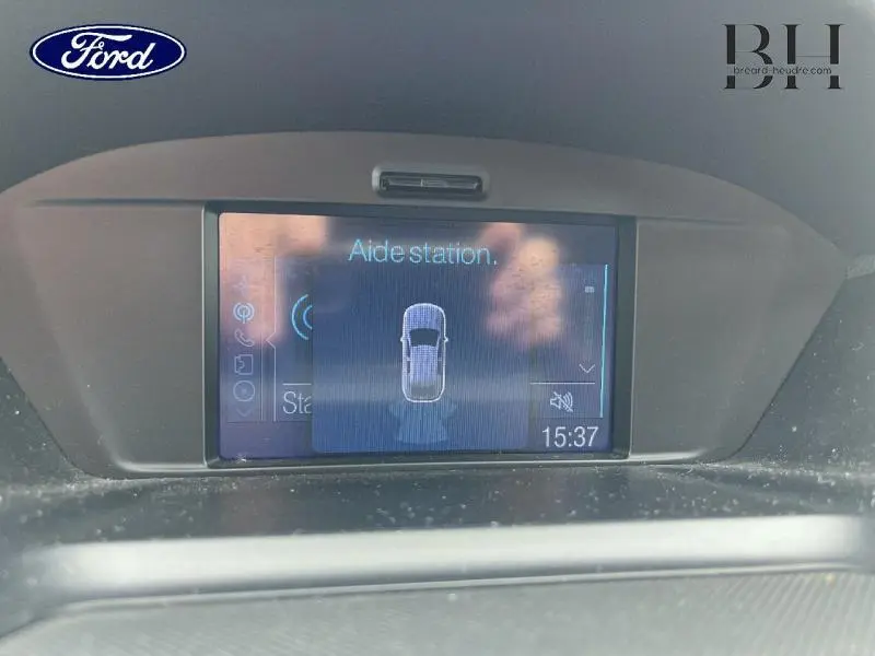 Écran multifonction du Ford Kuga 2015 affichant l'aide au stationnement dans l'habitacle.