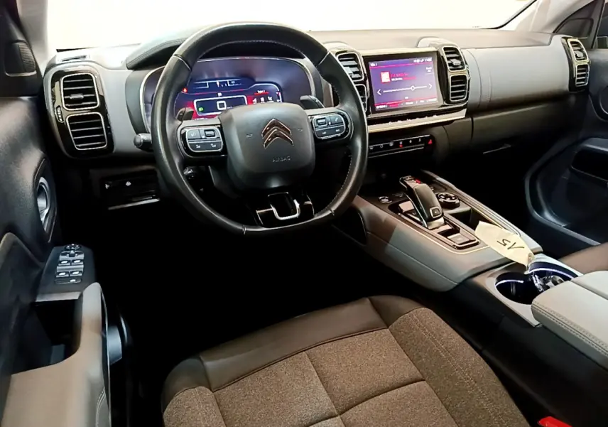 Intérieur du Citroën C5 Aircross 2020 en vue avant gauche, volant cuir et écran tactile au tableau de bord.