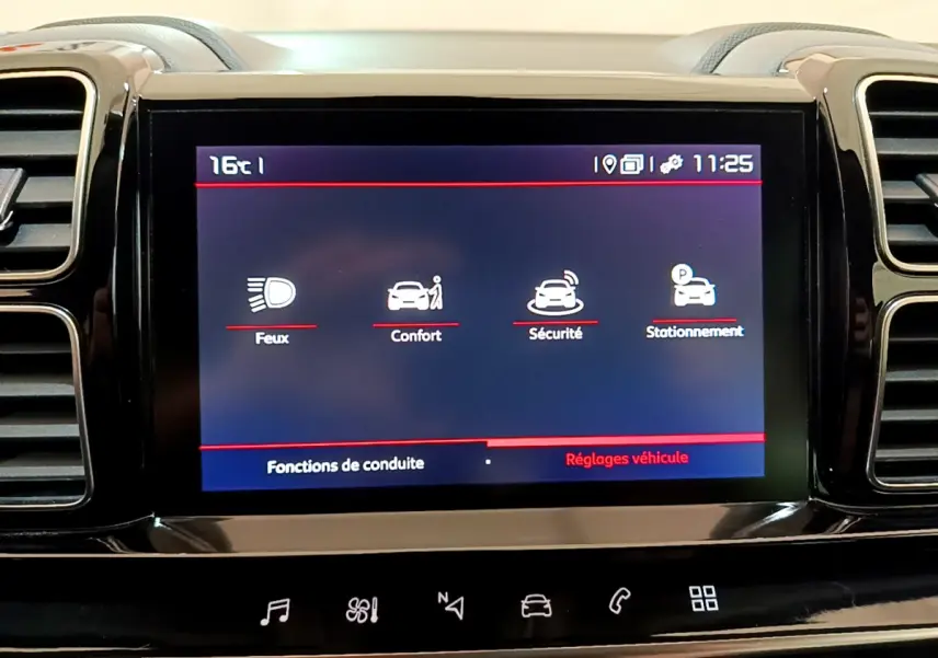 Écran tactile central du tableau de bord du Citroën C5 Aircross noir, affichant les options Feux, Confort, Sécurité et Stationnement.