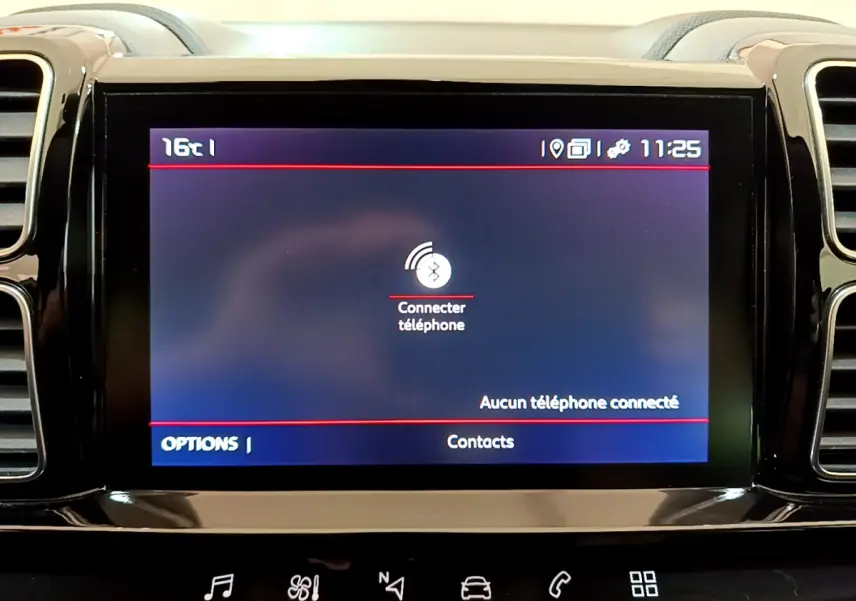 Écran tactile central affichant la connexion Bluetooth dans l'habitacle du Citroën C5 Aircross noir, vue de face.