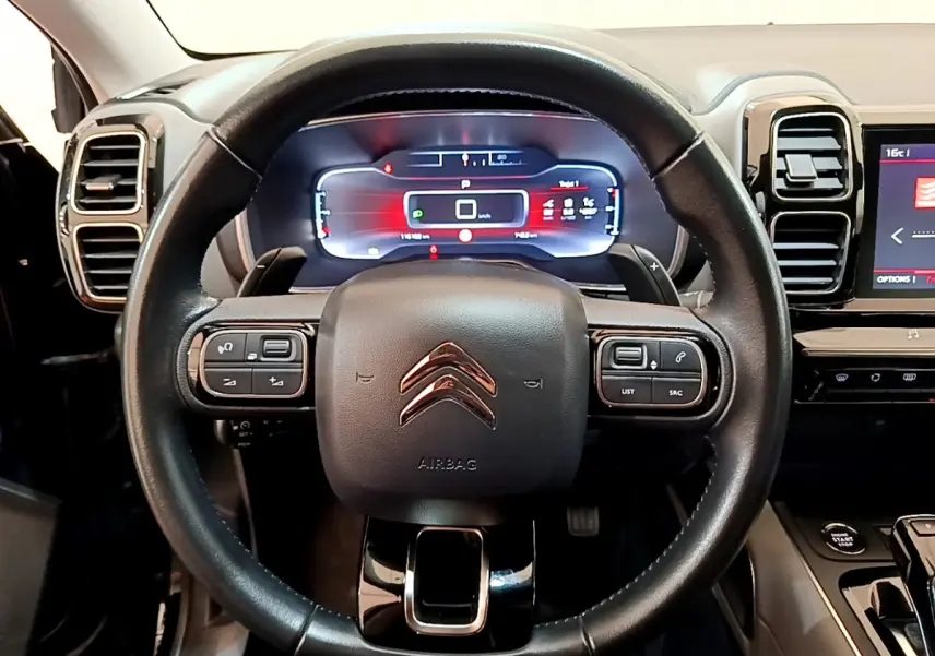 Vue frontale du volant cuir noir et du tableau de bord numérique du Citroën C5 Aircross 2020 avec écran tactile latéral.