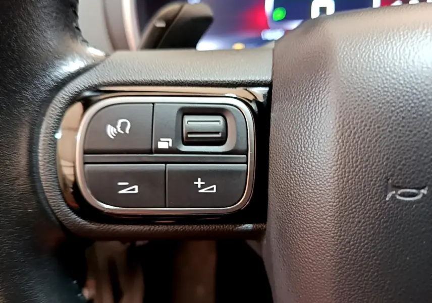 Gros plan sur les commandes du volant cuir noir du Citroën C5 Aircross 2020, version BlueHDi Feel.