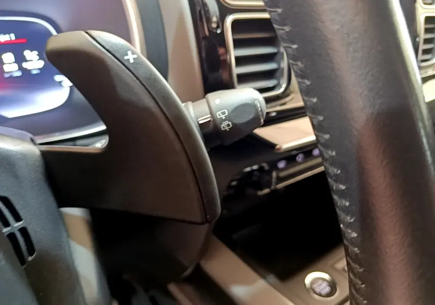 Gros plan sur la palette de changement de vitesse droite et partie du volant cuir noir du Citroën C5 Aircross 2020.