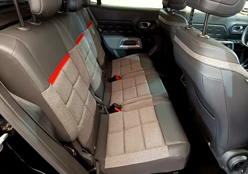 Vue intérieure côté gauche des sièges arrière gris et noir avec bande rouge du Citroën C5 Aircross noir de 2020.