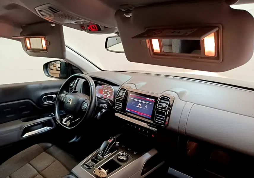 Intérieur avant droit du Citroën C5 Aircross noir 2020, volant cuir, écran tactile et miroirs de courtoisie éclairés.
