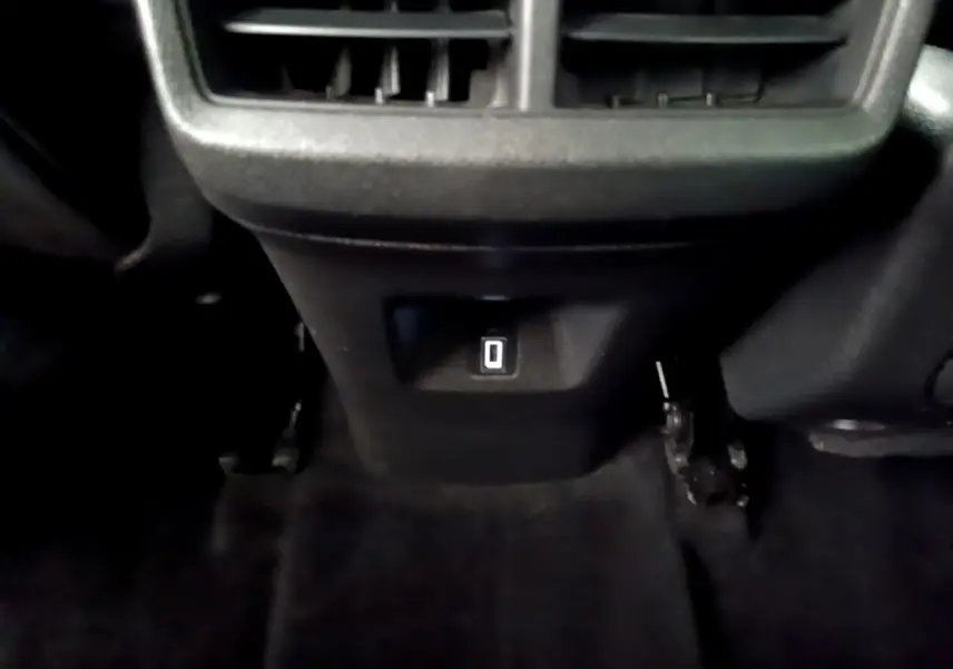 Détail du bouton de commande de la ventilation arrière dans l'habitacle noir du Citroën C5 Aircross 2020.