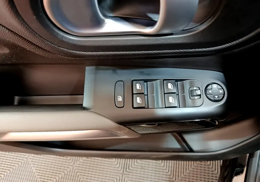 Commande des vitres et rétroviseurs côté gauche noir à l'intérieur du Citroën C5 Aircross 2020.