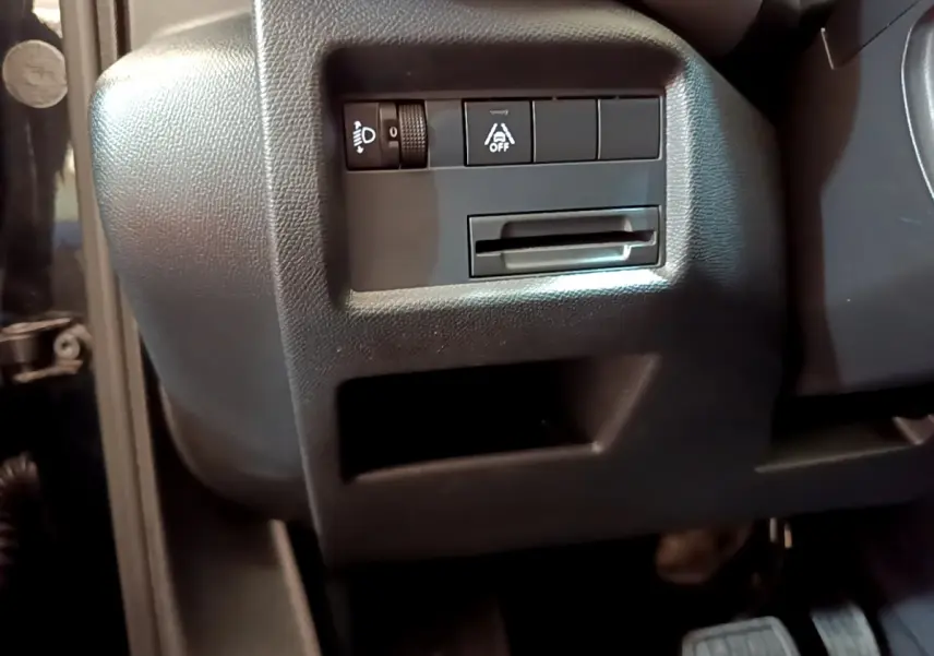 Vue rapprochée du tableau de bord côté gauche du Citroën C5 Aircross noir, montrant les commandes d'éclairage et d'assistance.