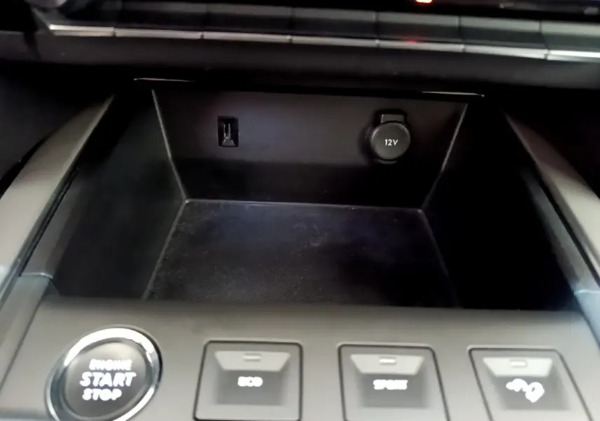 Gros plan sur la console centrale noire du Citroën C5 Aircross 2020 avec bouton démarrage et prise 12V visible.