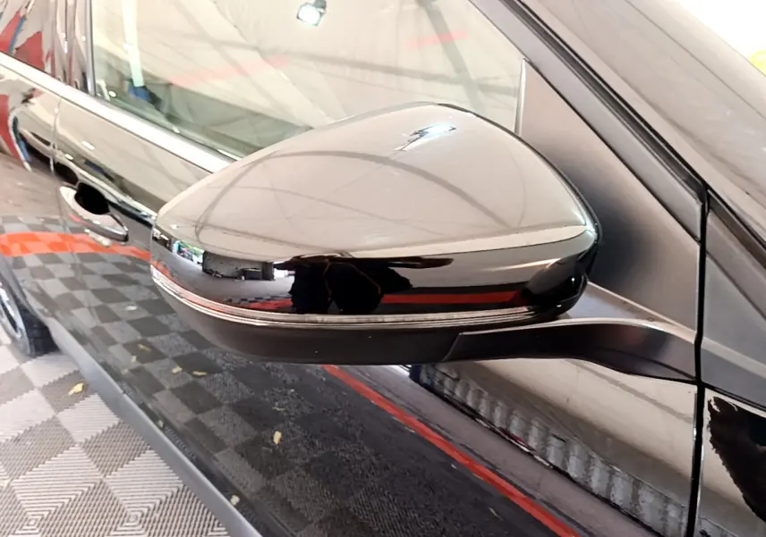 Rétroviseur droit noir brillant avec clignotant intégré sur Citroën C5 Aircross 2020 côté conducteur.