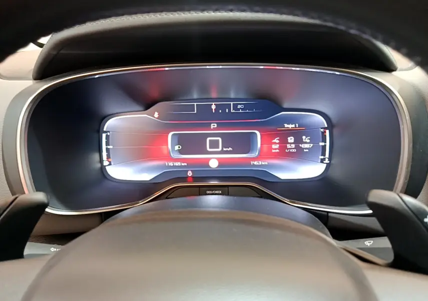 Vue rapprochée du tableau de bord numérique du Citroën C5 Aircross 2020, affichage clair et moderne.