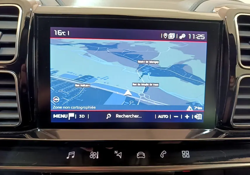 Écran tactile central du tableau de bord du Citroën C5 Aircross noir, affichant la navigation GPS en mode 3D.