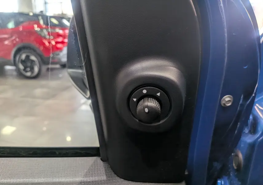 Gros plan sur le réglage manuel des rétroviseurs côté gauche de la FIAT Panda Bleu Italia 2025 hybride.