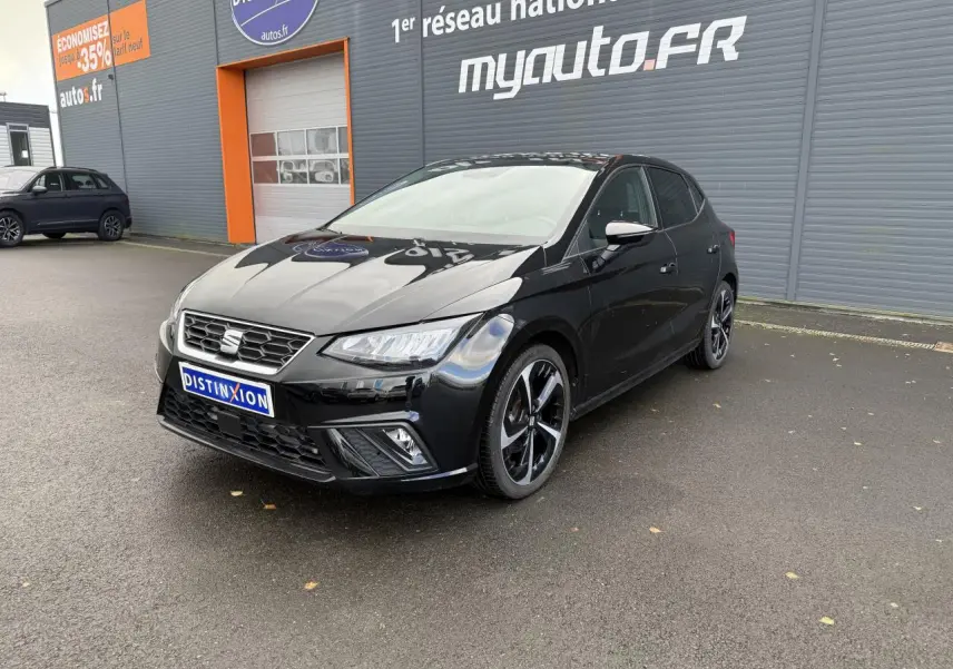 SEAT IBIZA 2024 noir Midnight vue 3/4 avant droit, jantes alliage 18 pouces et calandre hexagonale distinctive.