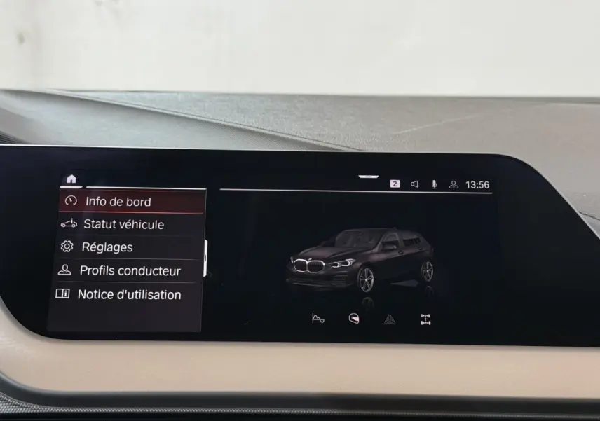 Écran tactile intérieur affichant une BMW Série 1 noire en vue 3/4 avant avec menu de réglages visible.