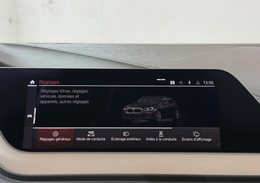 Écran tactile intérieur affichant la BMW Série 1 116d Business Design noire en vue 3/4 avant.