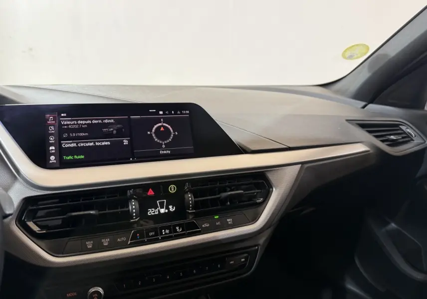Tableau de bord intérieur de BMW Série 1 116d 2022, vue de côté droit avec écran tactile et commandes climatisation.