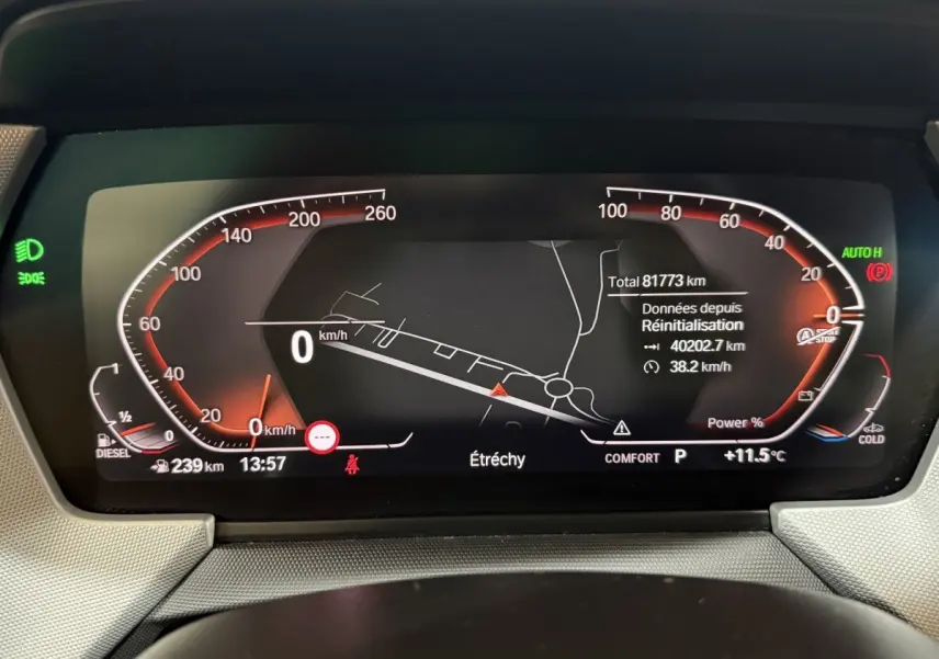 Tableau de bord numérique de BMW Série 1 116d noir, affichage 12,3 pouces avec navigation et informations de conduite.