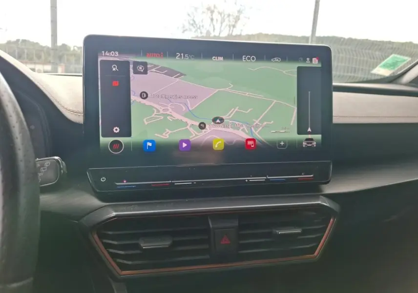 Vue intérieure centrée sur l'écran tactile du tableau de bord du CUPRA Formentor gris clair 2024 avec navigation affichée.