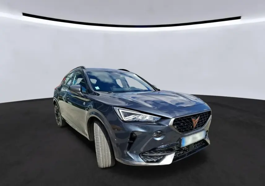 Vue 3/4 avant d'une CUPRA Formentor 1.4 E-HYBRID 245 VZ gris clair avec calandre noire et détails chromés.