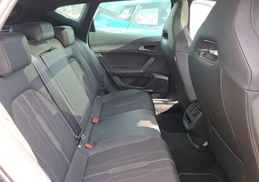 Vue intérieure côté droit des sièges arrière noirs en tissu du CUPRA Formentor 1.4 E-HYBRID 245 VZ 2024.