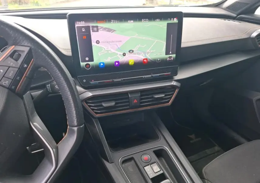 Vue intérieure du tableau de bord et écran tactile central du CUPRA Formentor 1.4 E-HYBRID 245 VZ avec finition noire et volant multifonction.