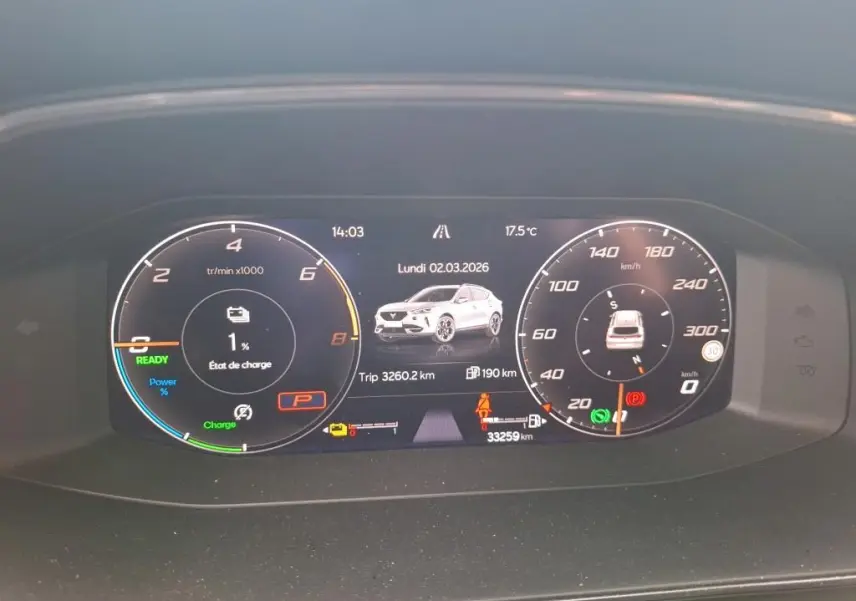 Vue du tableau de bord numérique du CUPRA Formentor gris clair 1.4 E-HYBRID 245 VZ, affichant la charge batterie et la vitesse.