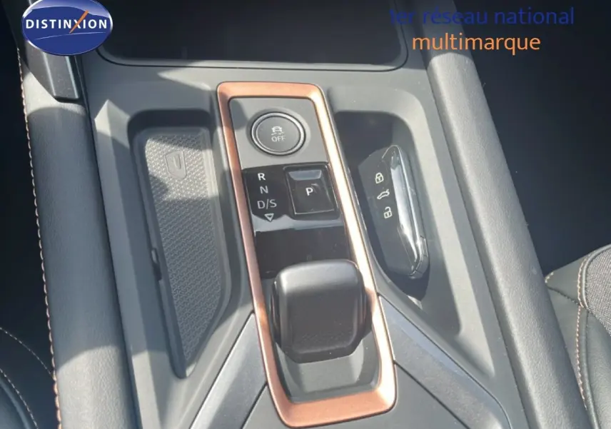 Vue rapprochée de la console centrale du CUPRA Formentor 1.5 eTSI avec levier de vitesses et clé de voiture.
