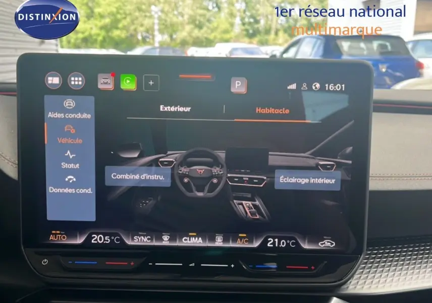 Écran tactile intérieur du CUPRA Formentor 1.5 eTSI 2026 montrant les options d’aide à la conduite et réglages climatiques.