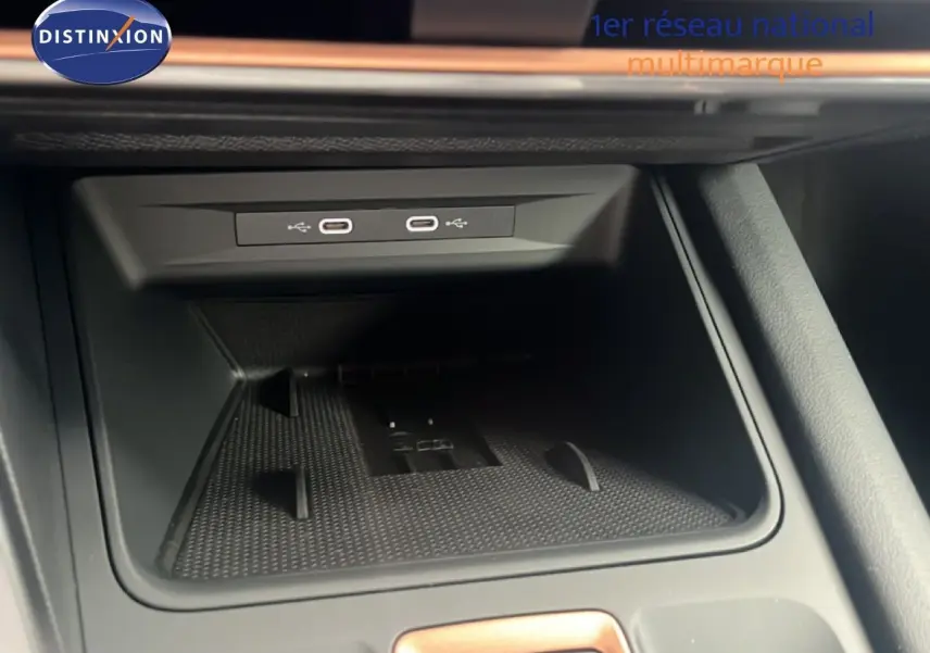 Gros plan sur la console centrale du CUPRA Formentor 2026, montrant deux ports USB-C intégrés dans un espace de rangement noir.