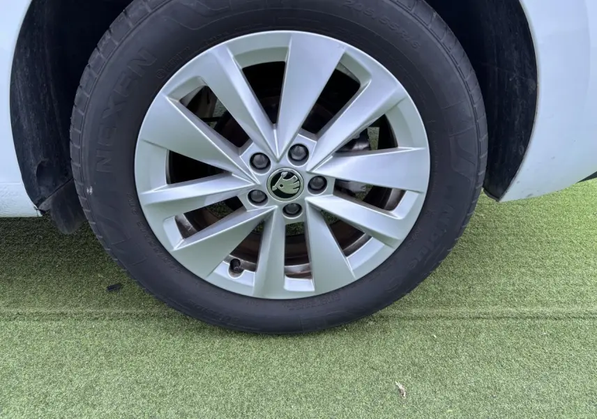 Gros plan sur la jante alliage 16 pouces Sargas Aero argent d'une Skoda Scala blanc glacier, côté avant droit.