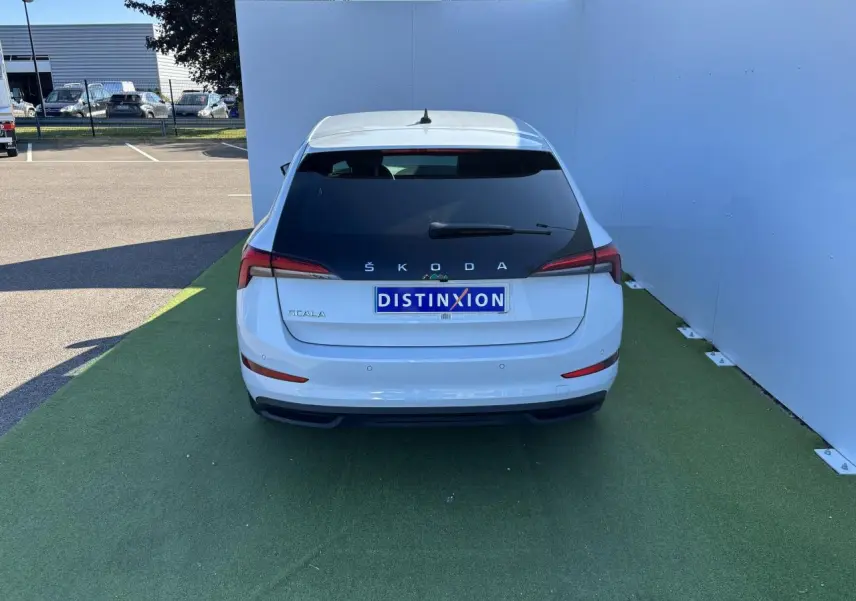 Vue arrière d'une Skoda Scala blanc glacier 2024 avec feux arrière LED et plaque Distinxion.