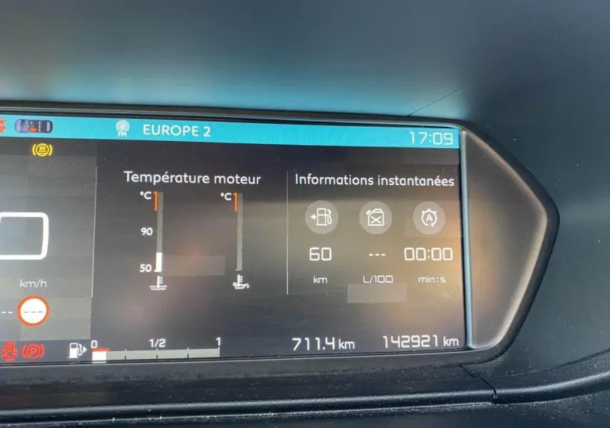 Affichage numérique du tableau de bord du Citroën C4 Spacetourer blanc, montrant la température moteur et l'autonomie.