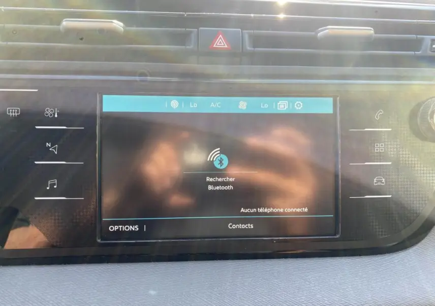 Écran tactile central du tableau de bord du Citroën C4 Spacetourer blanc, affichant la recherche Bluetooth.