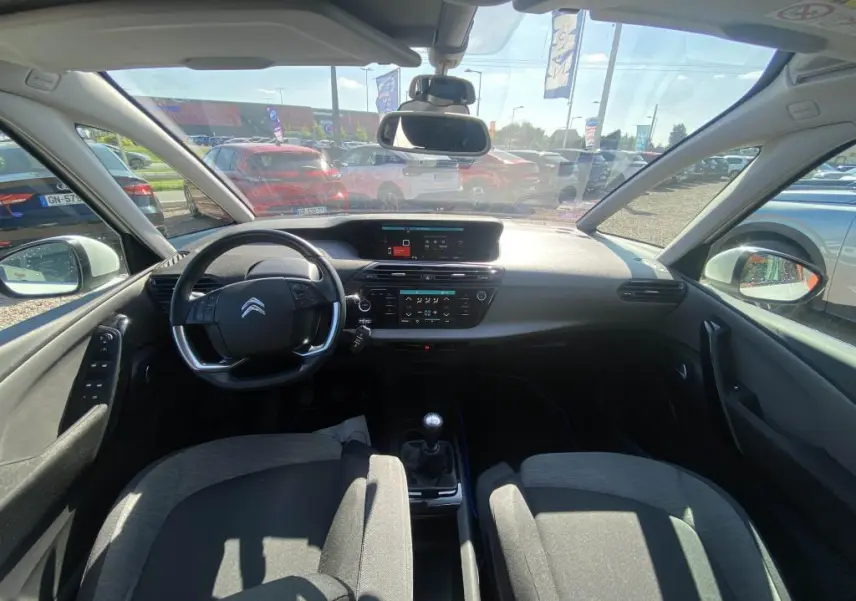 Vue intérieure avant du Citroën C4 Spacetourer blanc 2018 avec tableau de bord moderne et volant multifonction.