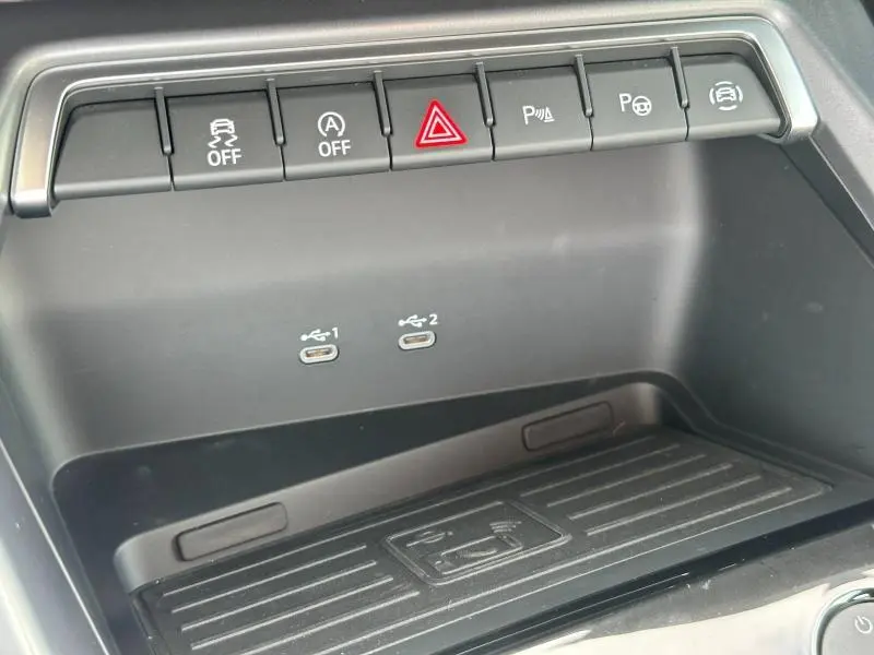 Détail de la console centrale de l'Audi A3 Sportback 2024 avec boutons de fonctions et ports USB-C doubles.