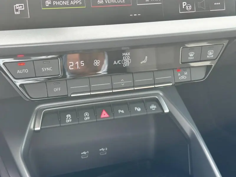 Détail du tableau de bord de l'Audi A3 Sportback 2024 montrant les commandes de climatisation et d'assistance au stationnement