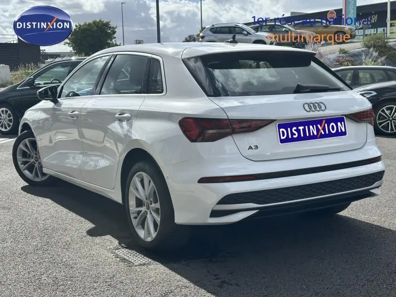 Audi A3 Sportback blanc Arkona vue 3/4 arrière droit, avec feux arrière LED et jantes alliage visibles