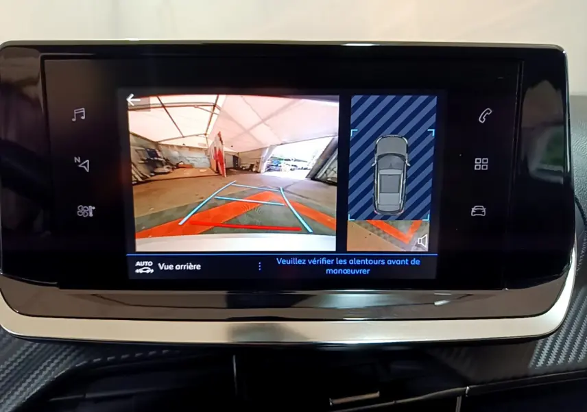 Écran tactile du Peugeot 2008 gris clair montrant la caméra de recul et l'affichage de l'aide au stationnement.