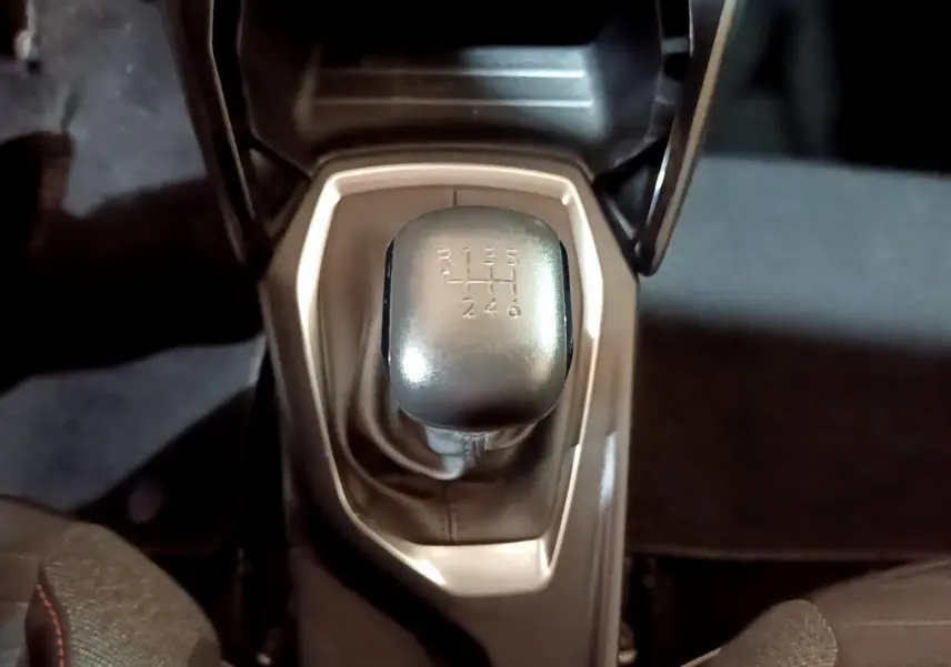 Le levier de vitesses manuel gris du Peugeot 2008 BlueHDi 110 S&S Active vu de dessus, entouré de garniture noire.