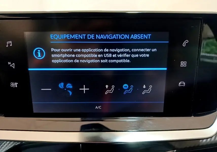 Écran tactile central du tableau de bord du Peugeot 2008 gris clair affichant un message d'absence de navigation.
