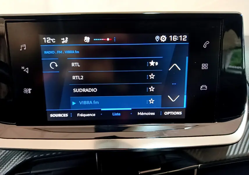 Écran tactile central du Peugeot 2008 BlueHDi 110 S&S Active 2022 affichant les stations radio avec interface moderne.