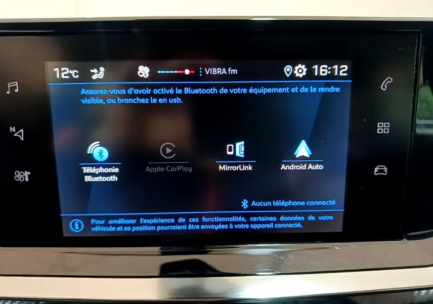 Écran tactile central du tableau de bord du Peugeot 2008 gris clair, affichant les options Bluetooth et Apple CarPlay.