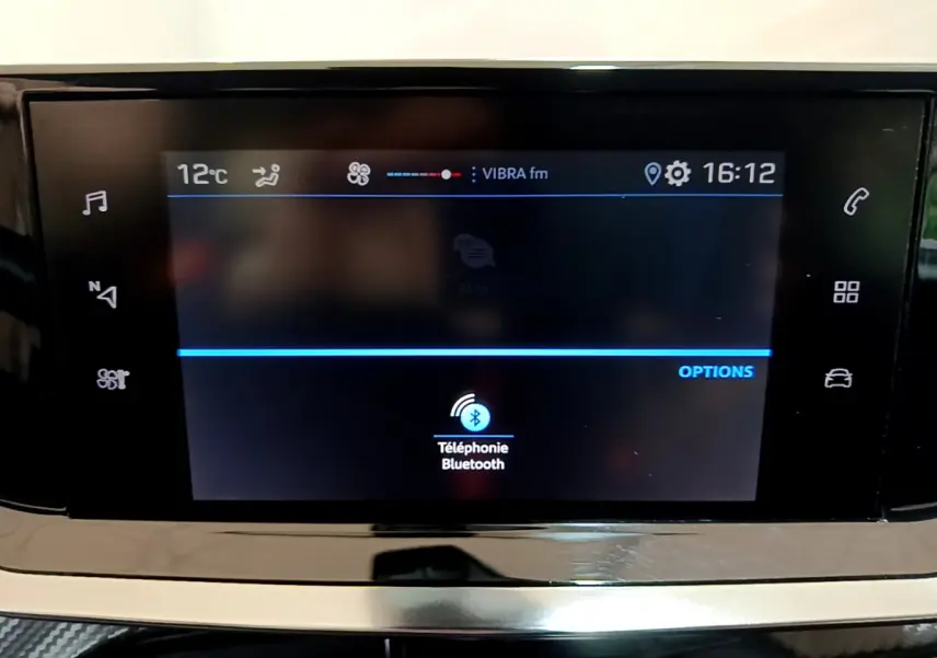 Écran tactile central du tableau de bord du Peugeot 2008 gris clair, affichant la fonction Bluetooth téléphonie.
