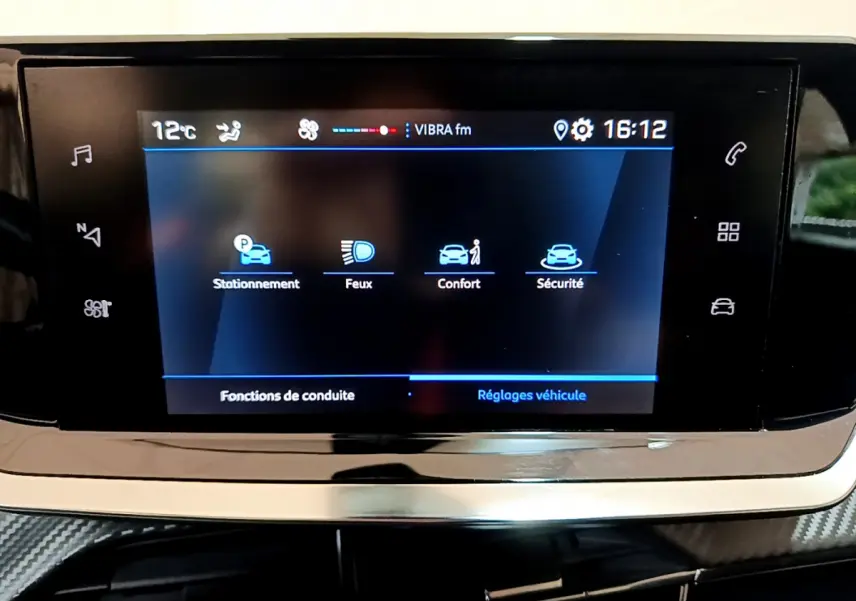 Écran tactile central du tableau de bord du Peugeot 2008 gris clair, affichant les réglages véhicule.
