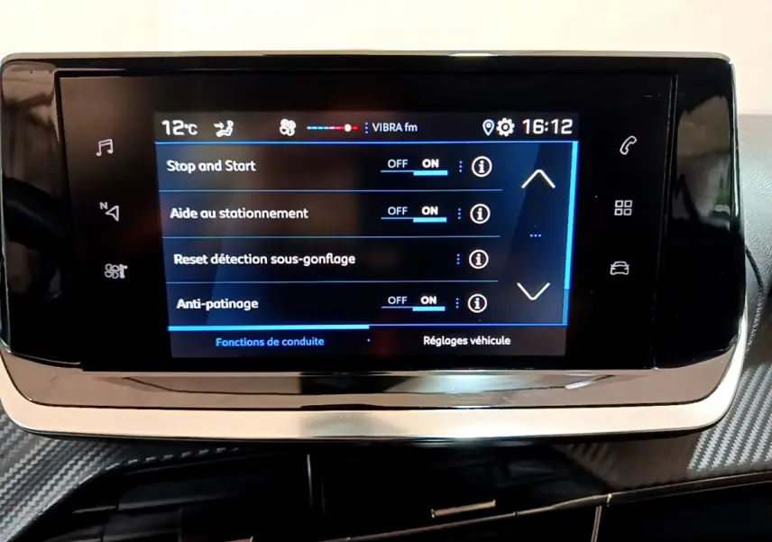 Écran tactile central du Peugeot 2008 BlueHDi 110 S&S Active 2022 affichant les réglages d'aide à la conduite.